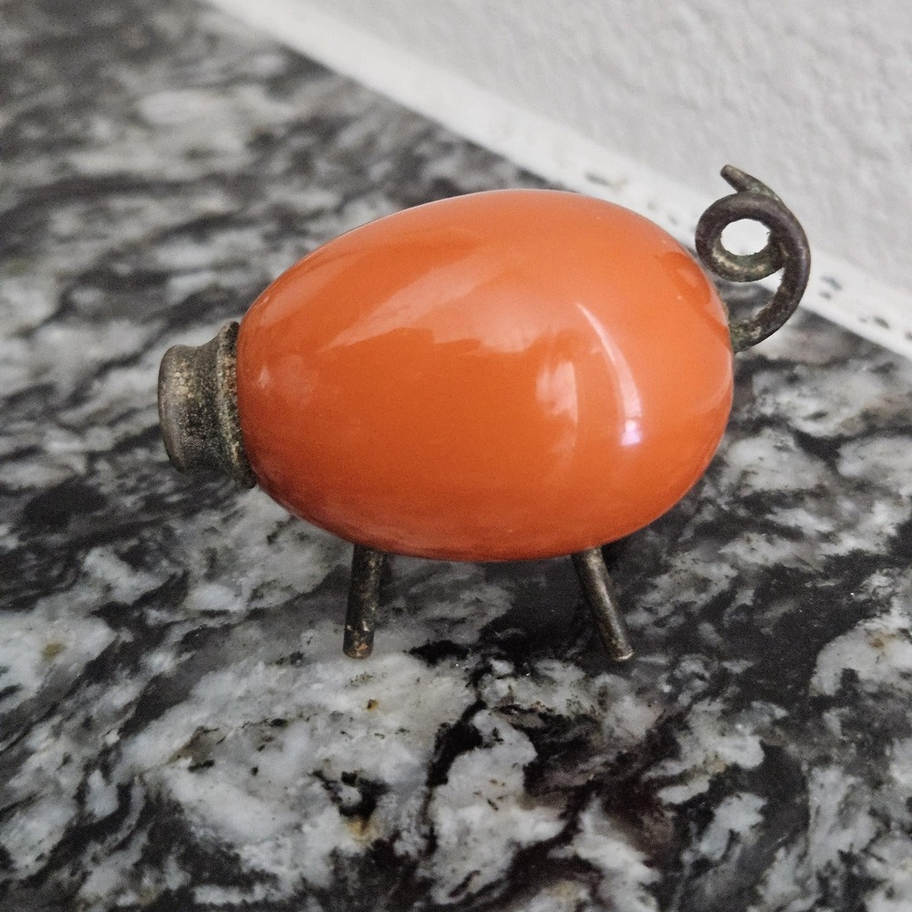 antique orange piggy shaped salt shaker with metal legs and nose/spout - Picture 3 of 8
